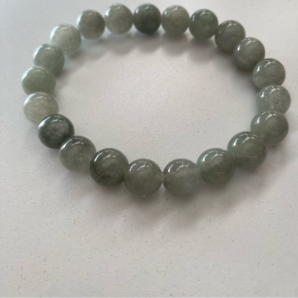 Burmese Jade 10mm stretchy Bracelet Size 7 - Picture 3 of 4